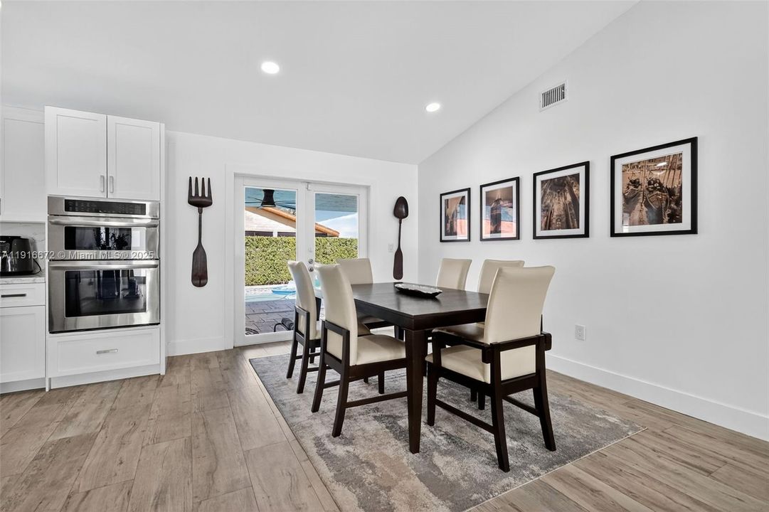 Под контрактом: $1,095,000 (4 спален, 2 ванн, 2120 Квадратных фут)