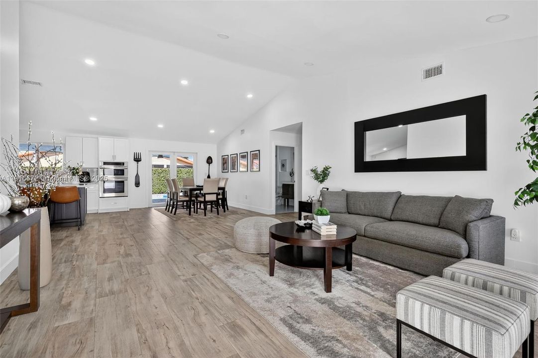 Под контрактом: $1,095,000 (4 спален, 2 ванн, 2120 Квадратных фут)