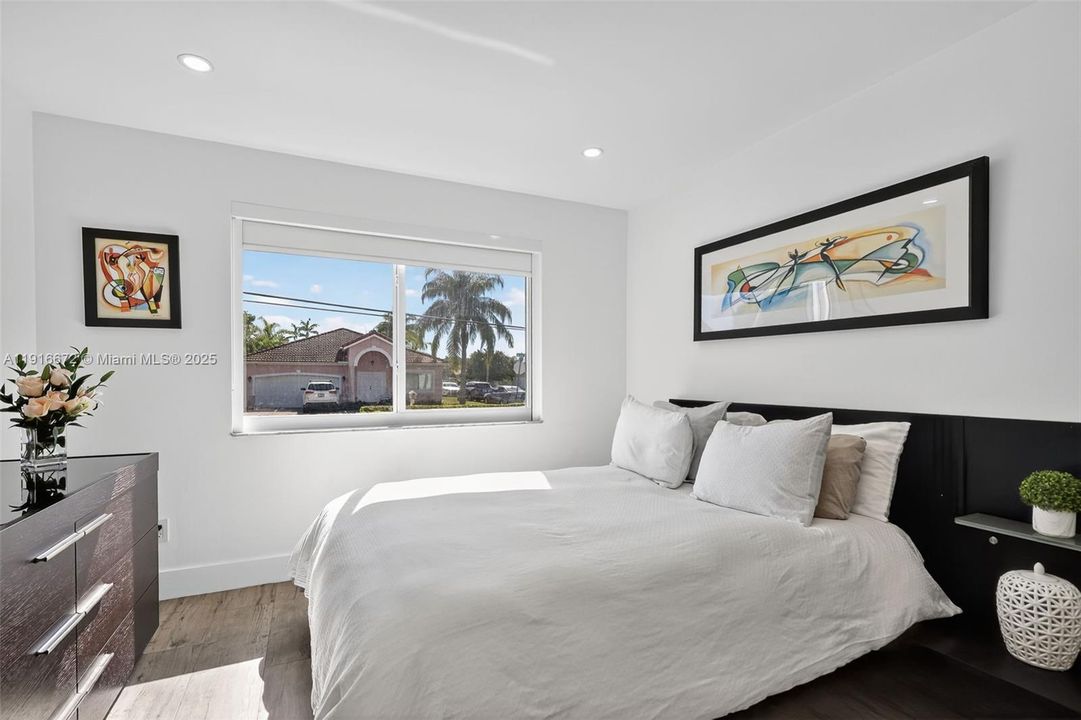 Под контрактом: $1,095,000 (4 спален, 2 ванн, 2120 Квадратных фут)