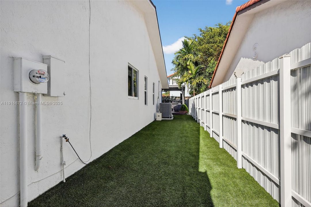 Под контрактом: $1,095,000 (4 спален, 2 ванн, 2120 Квадратных фут)