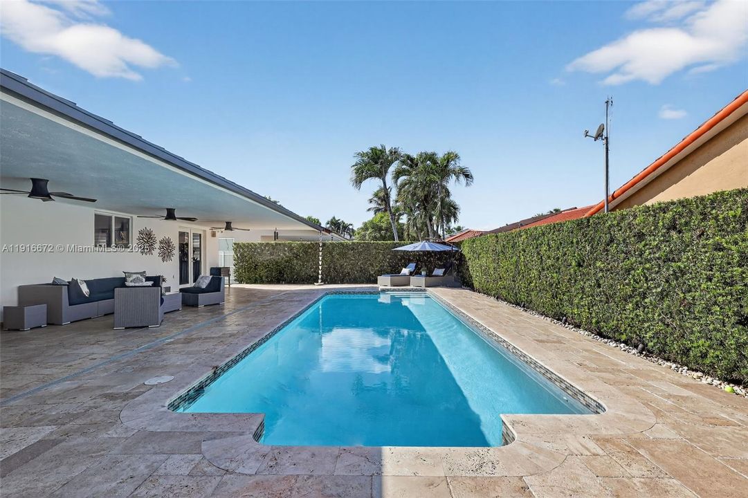 Под контрактом: $1,095,000 (4 спален, 2 ванн, 2120 Квадратных фут)