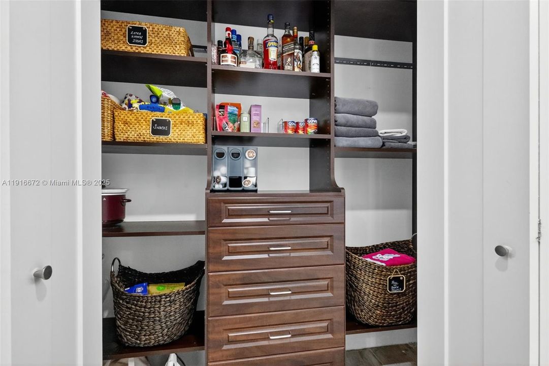 Под контрактом: $1,095,000 (4 спален, 2 ванн, 2120 Квадратных фут)