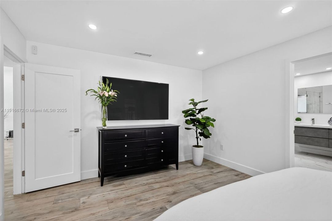 Под контрактом: $1,095,000 (4 спален, 2 ванн, 2120 Квадратных фут)