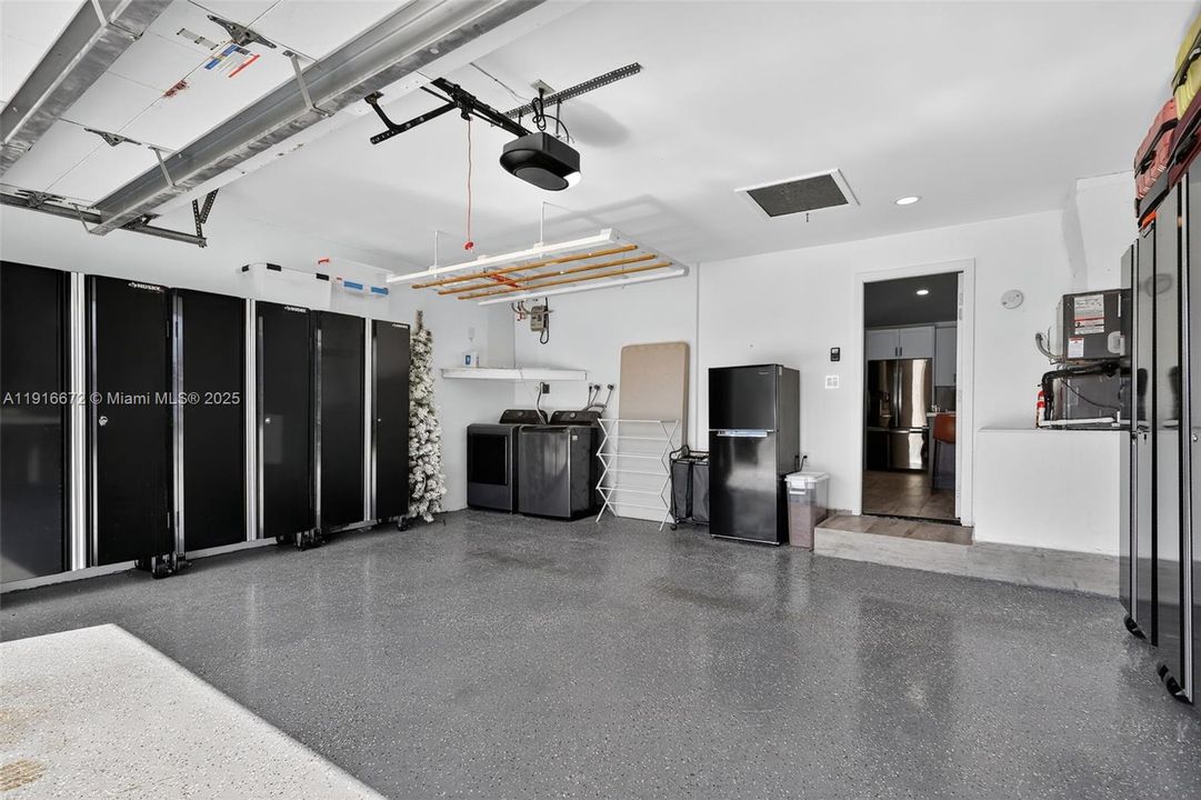 Под контрактом: $1,095,000 (4 спален, 2 ванн, 2120 Квадратных фут)