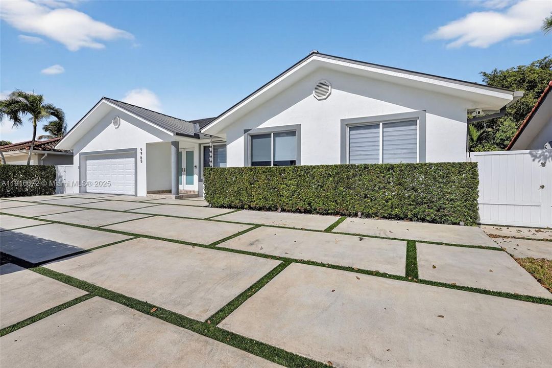 Под контрактом: $1,095,000 (4 спален, 2 ванн, 2120 Квадратных фут)