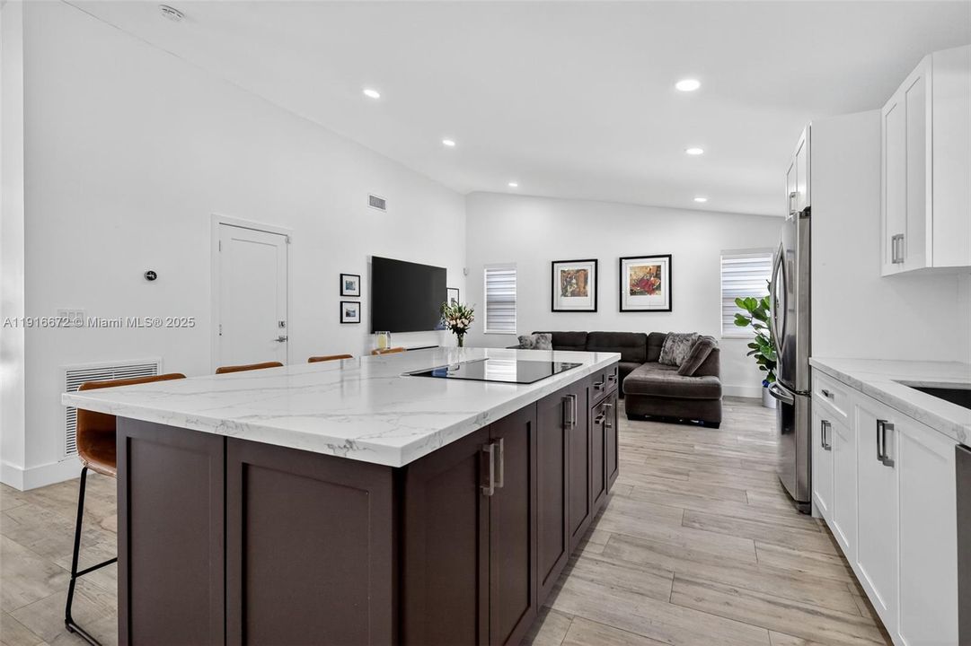 Под контрактом: $1,095,000 (4 спален, 2 ванн, 2120 Квадратных фут)