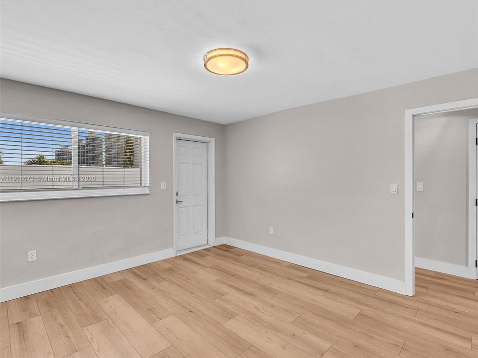 For Rent: $2,900 (1 beds, 1 baths, 742 Square Feet)