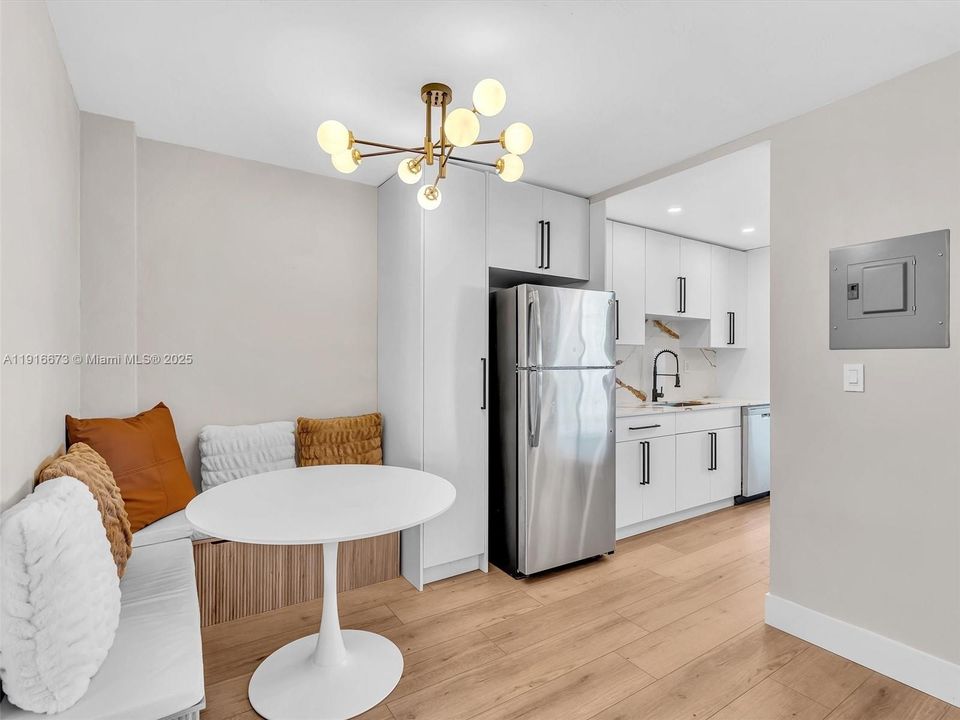 For Rent: $2,900 (1 beds, 1 baths, 742 Square Feet)