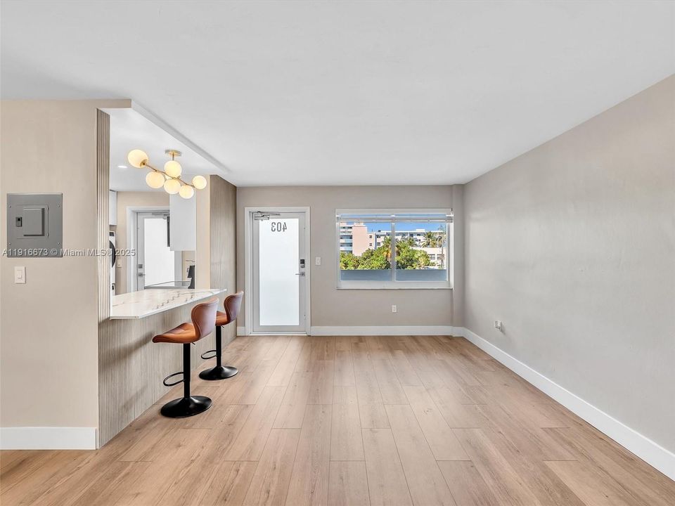 For Rent: $2,900 (1 beds, 1 baths, 742 Square Feet)