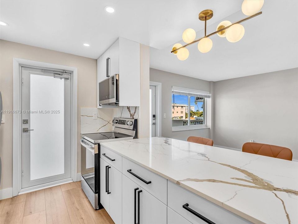 For Rent: $2,900 (1 beds, 1 baths, 742 Square Feet)