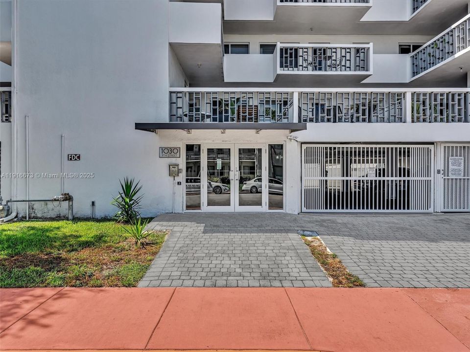 For Rent: $2,900 (1 beds, 1 baths, 742 Square Feet)