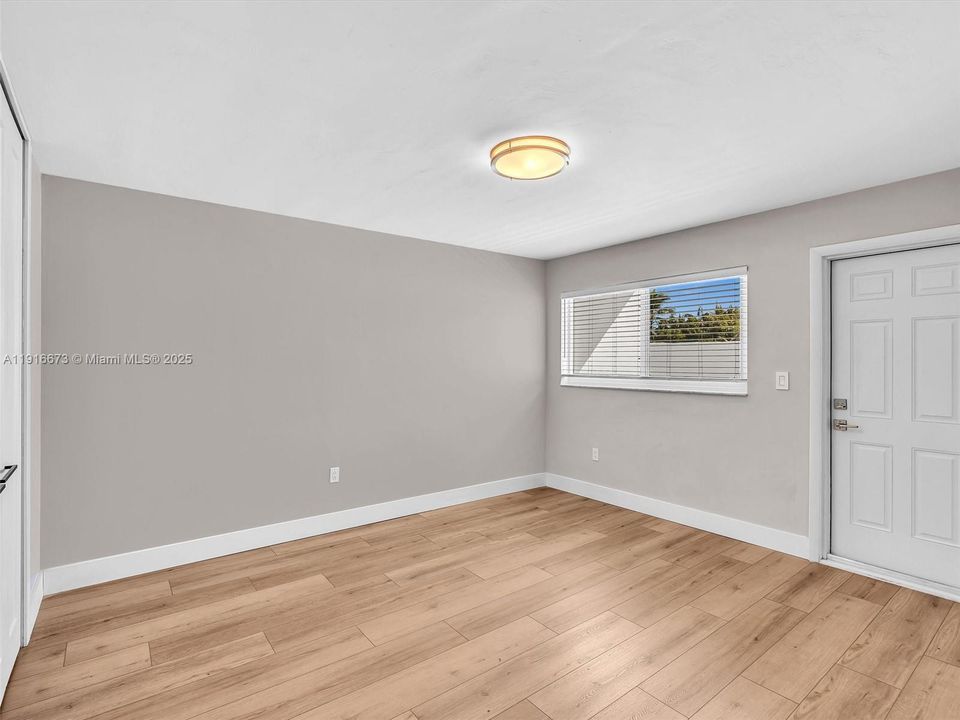 For Rent: $2,900 (1 beds, 1 baths, 742 Square Feet)