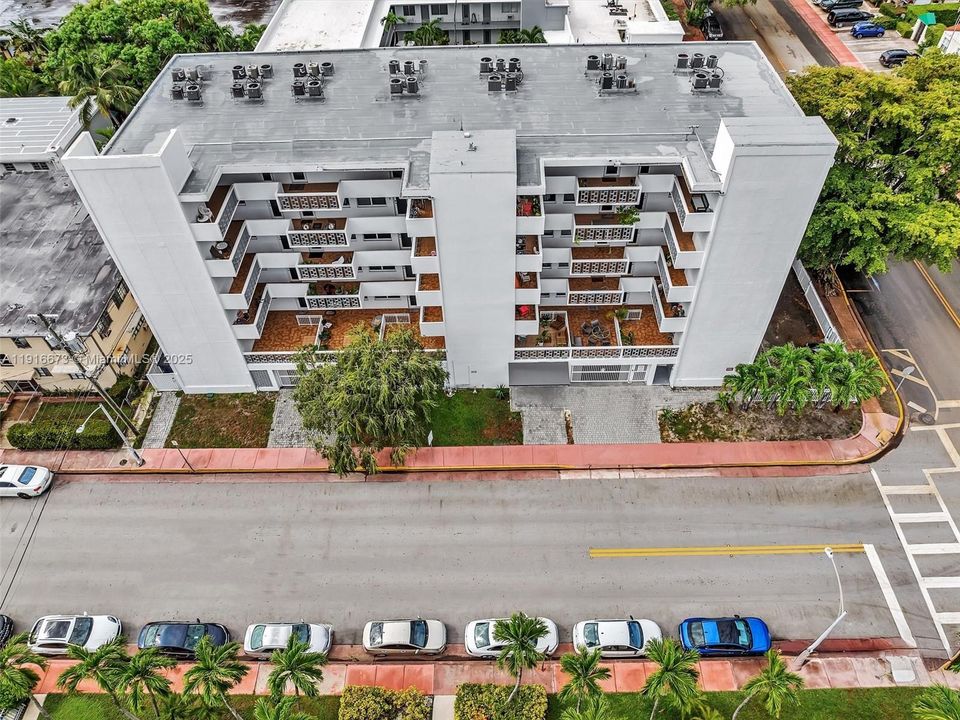 For Rent: $2,900 (1 beds, 1 baths, 742 Square Feet)