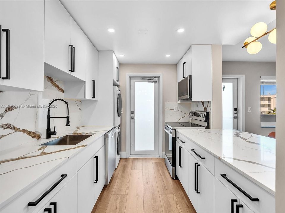 For Rent: $2,900 (1 beds, 1 baths, 742 Square Feet)