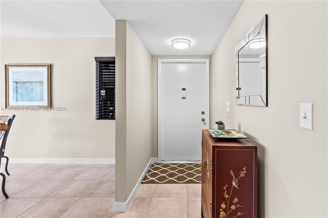 待售: $255,000 (2 贝兹, 2 浴室, 1305 平方英尺)