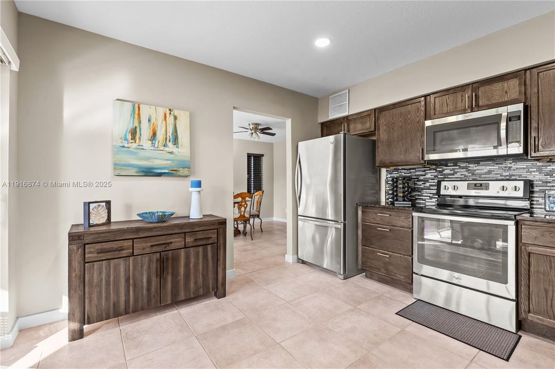 待售: $255,000 (2 贝兹, 2 浴室, 1305 平方英尺)