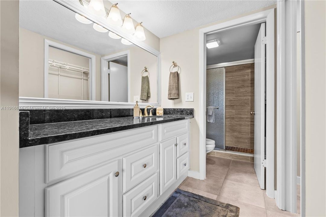 待售: $255,000 (2 贝兹, 2 浴室, 1305 平方英尺)