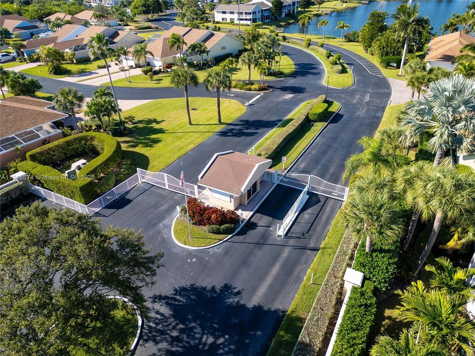 待售: $255,000 (2 贝兹, 2 浴室, 1305 平方英尺)