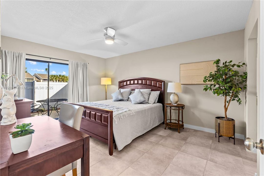 待售: $255,000 (2 贝兹, 2 浴室, 1305 平方英尺)