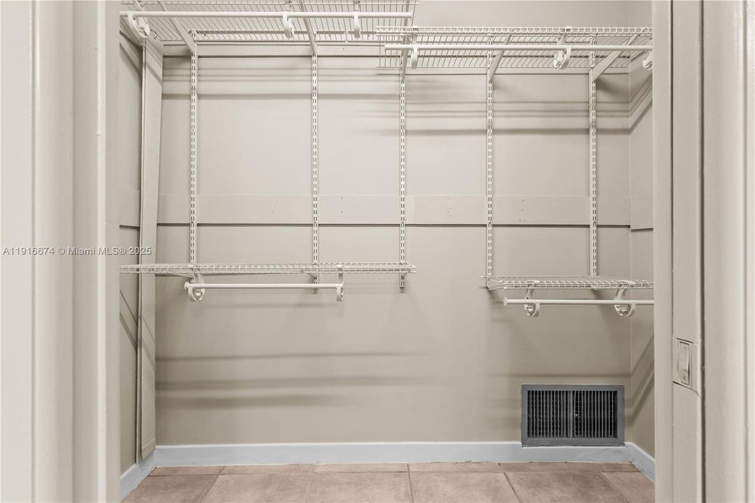 待售: $255,000 (2 贝兹, 2 浴室, 1305 平方英尺)