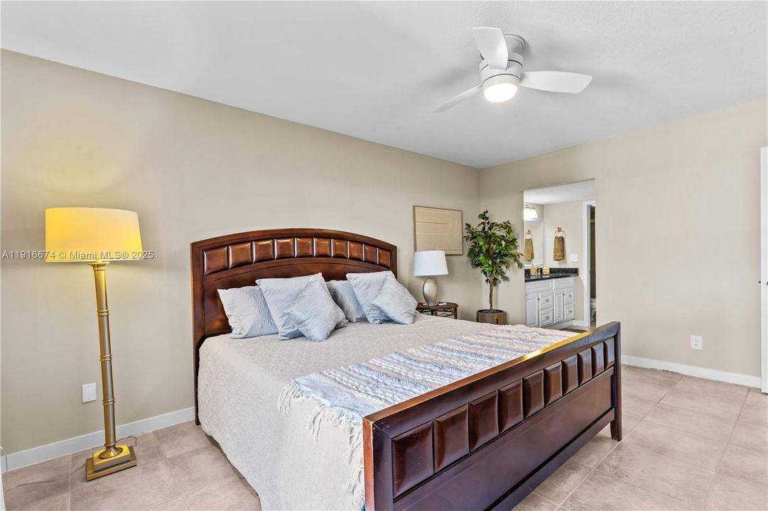 待售: $255,000 (2 贝兹, 2 浴室, 1305 平方英尺)