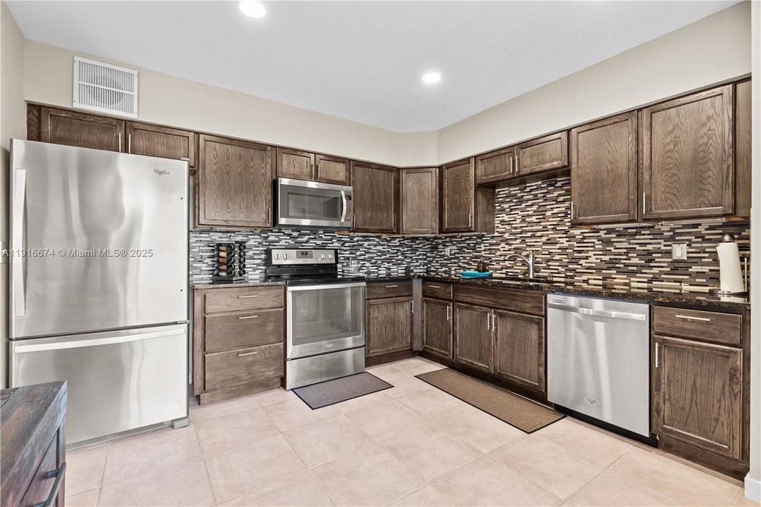 待售: $255,000 (2 贝兹, 2 浴室, 1305 平方英尺)