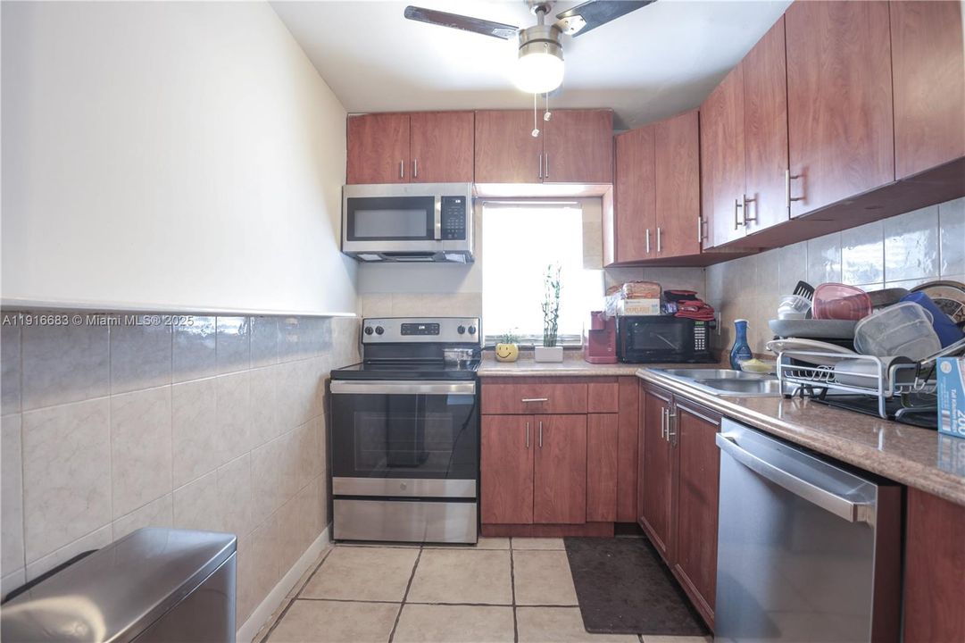 For Sale: $170,000 (2 beds, 1 baths, 1020 Square Feet)