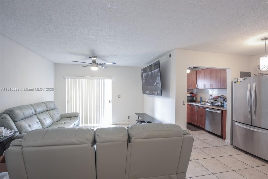 For Sale: $170,000 (2 beds, 1 baths, 1020 Square Feet)