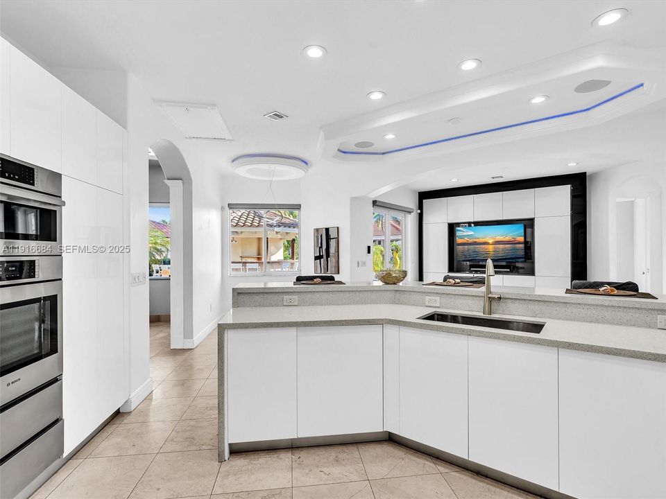 На продажу: $3,795,000 (5 спален, 4 ванн, 4735 Квадратных фут)