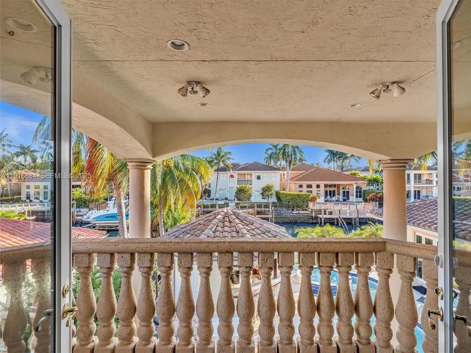 На продажу: $3,795,000 (5 спален, 4 ванн, 4735 Квадратных фут)