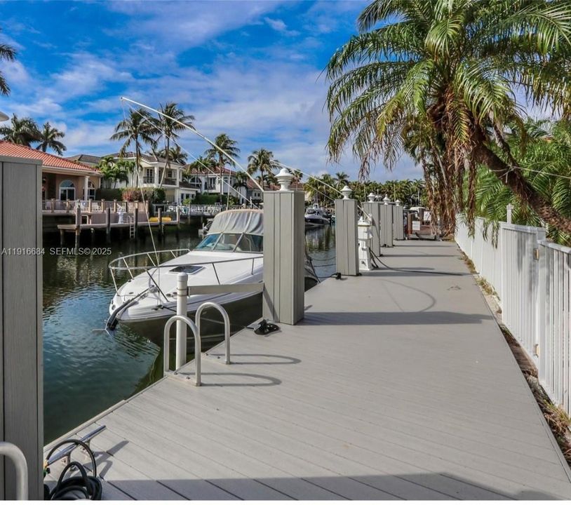 На продажу: $3,795,000 (5 спален, 4 ванн, 4735 Квадратных фут)