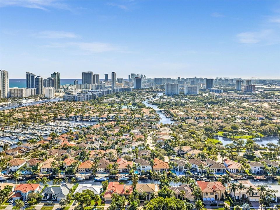 На продажу: $3,795,000 (5 спален, 4 ванн, 4735 Квадратных фут)