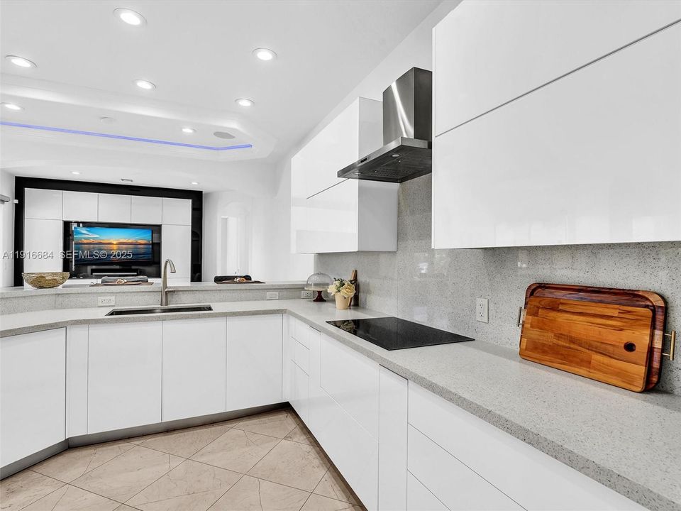 На продажу: $3,795,000 (5 спален, 4 ванн, 4735 Квадратных фут)