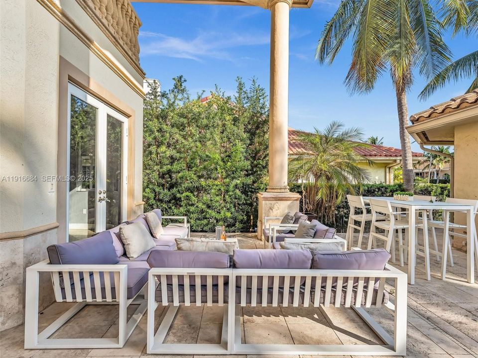 На продажу: $3,795,000 (5 спален, 4 ванн, 4735 Квадратных фут)