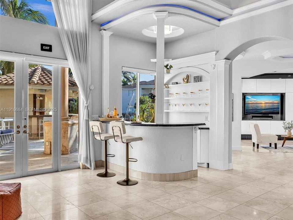 На продажу: $3,795,000 (5 спален, 4 ванн, 4735 Квадратных фут)