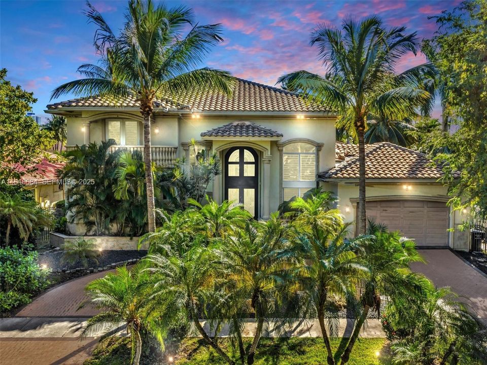 На продажу: $3,795,000 (5 спален, 4 ванн, 4735 Квадратных фут)