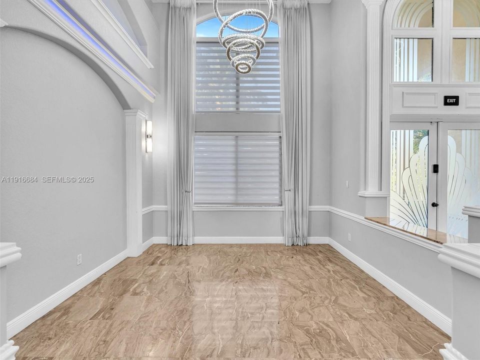 На продажу: $3,795,000 (5 спален, 4 ванн, 4735 Квадратных фут)