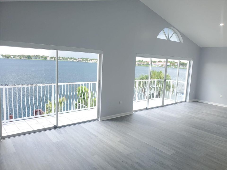 出租: $4,725 (4 贝兹, 2 浴室, 2412 平方英尺)