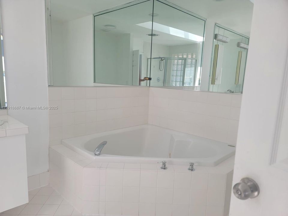 出租: $4,725 (4 贝兹, 2 浴室, 2412 平方英尺)