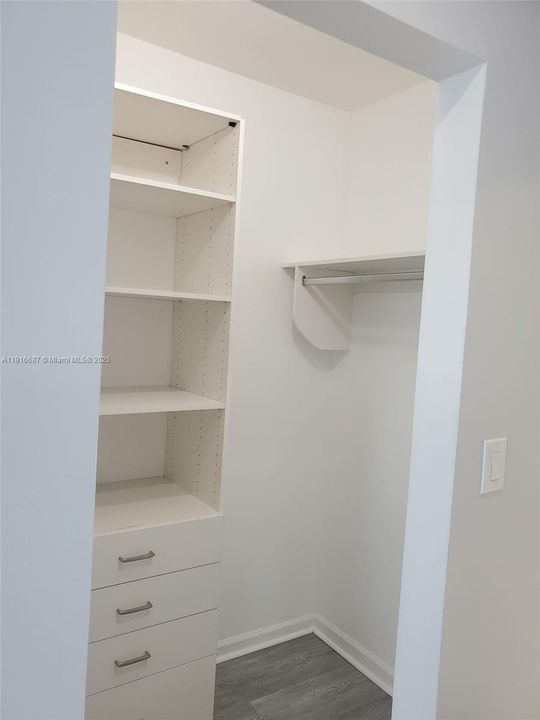 出租: $4,725 (4 贝兹, 2 浴室, 2412 平方英尺)