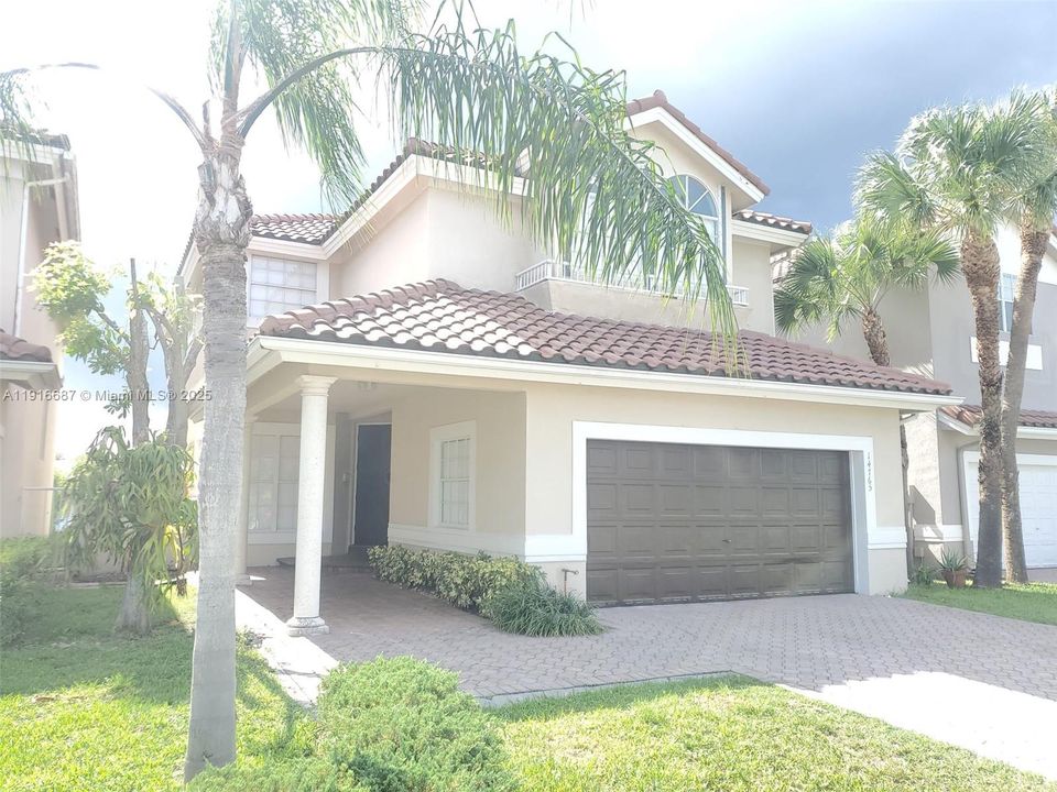 出租: $4,725 (4 贝兹, 2 浴室, 2412 平方英尺)