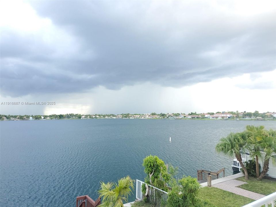 出租: $4,725 (4 贝兹, 2 浴室, 2412 平方英尺)