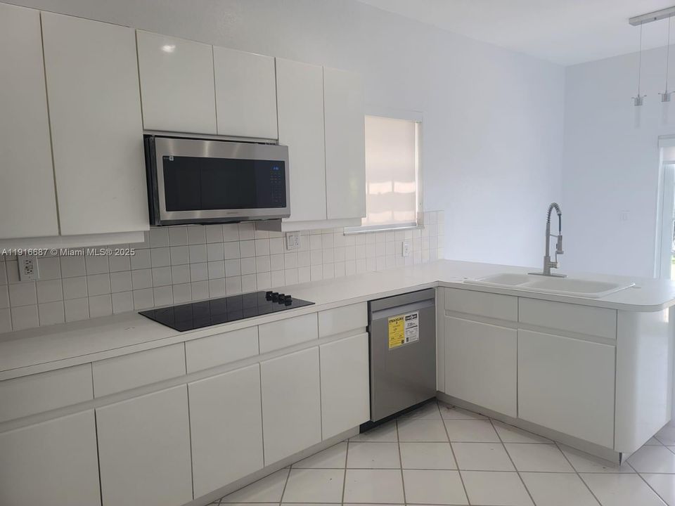 出租: $4,725 (4 贝兹, 2 浴室, 2412 平方英尺)