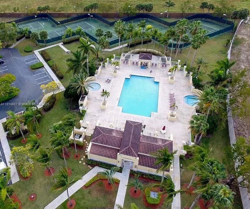 出租: $4,725 (4 贝兹, 2 浴室, 2412 平方英尺)