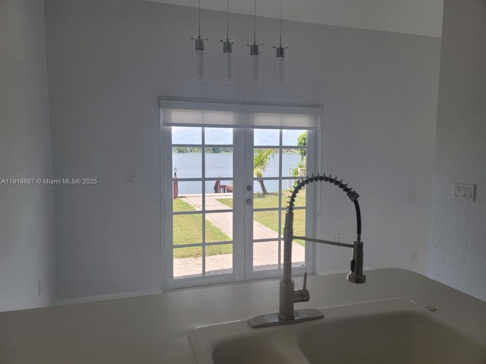 出租: $4,725 (4 贝兹, 2 浴室, 2412 平方英尺)