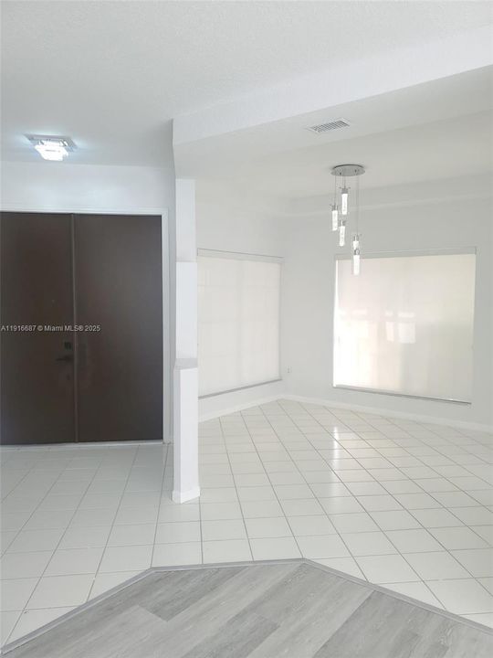 出租: $4,725 (4 贝兹, 2 浴室, 2412 平方英尺)