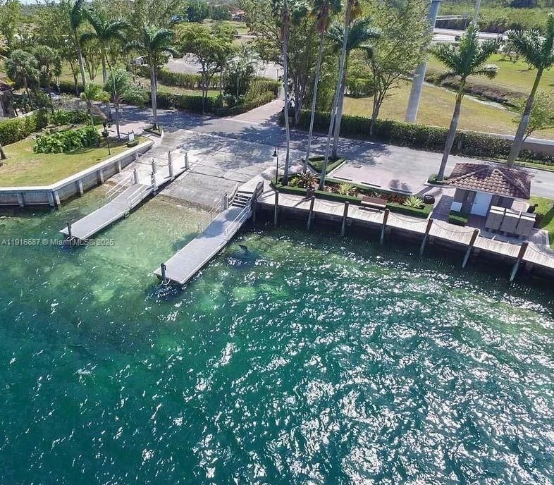 出租: $4,725 (4 贝兹, 2 浴室, 2412 平方英尺)