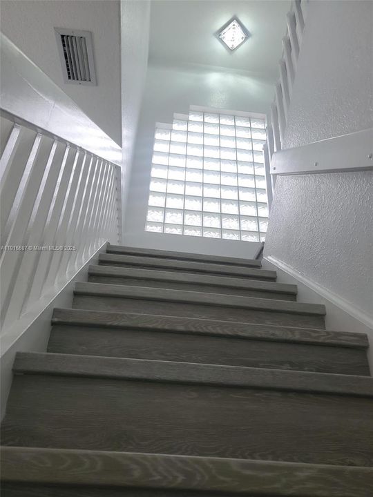 出租: $4,725 (4 贝兹, 2 浴室, 2412 平方英尺)