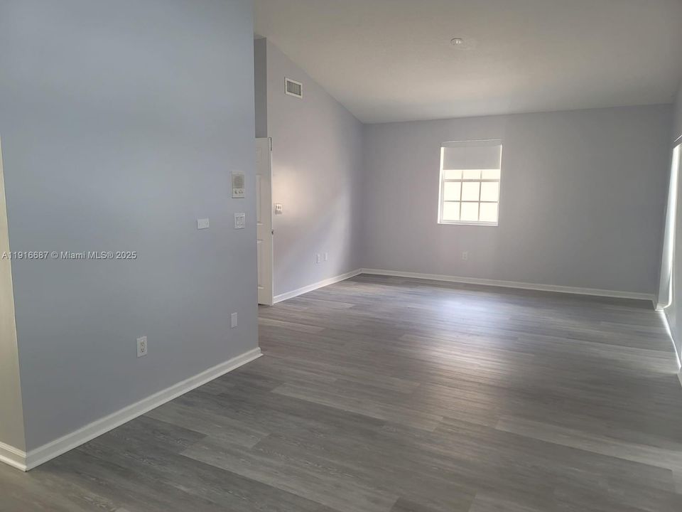 出租: $4,725 (4 贝兹, 2 浴室, 2412 平方英尺)