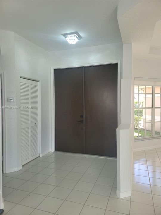 出租: $4,725 (4 贝兹, 2 浴室, 2412 平方英尺)